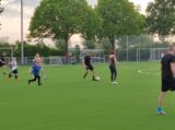 Laatste training S.K.N.W.K. JO9-1 van seizoen 2022-2023 (partijtje tegen de ouders) (117/178)